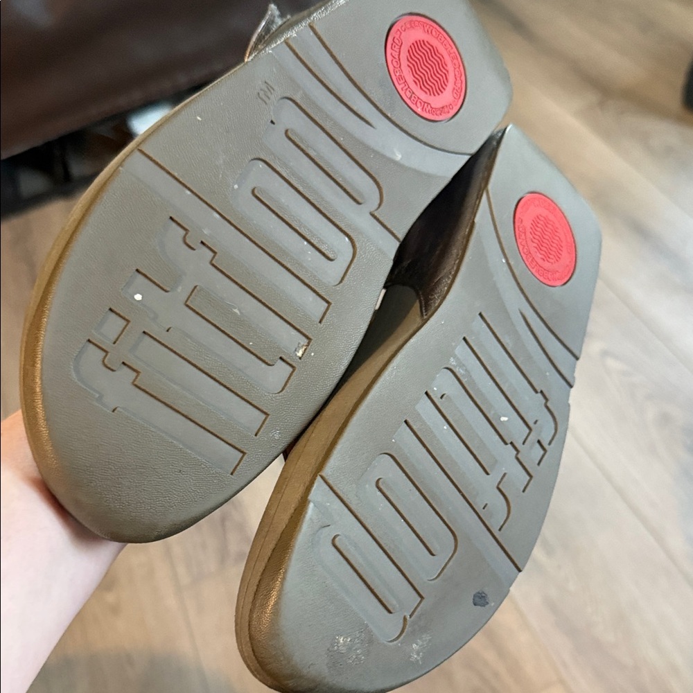 Fitflop Women’s Metallic Bronze Leather Thong Sandals - Picture 4 of 7